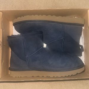 Used women’s Navy Blue Ugg boots Size 8 Classic Mini II